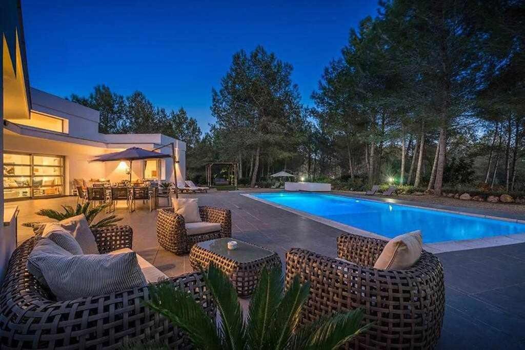 Beautiful With Private Wood *